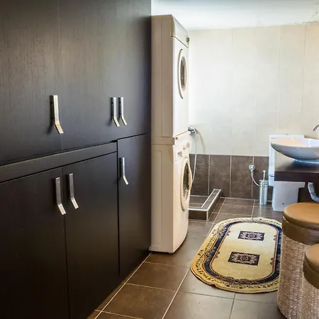 Luxury With Great Views Near Airport *