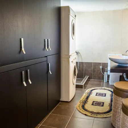 Luxury With Great Views Near Airport *